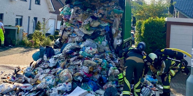 FW Hünxe: Brennende Ladung - Rauchentwicklung aus Müllfahrzeug - Foto: presseportal.de