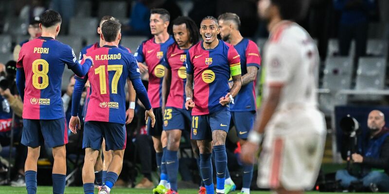 Der FC Barcelona bejubelt den Sieg über den FC Bayern. - Foto: Sven Hoppe/dpa