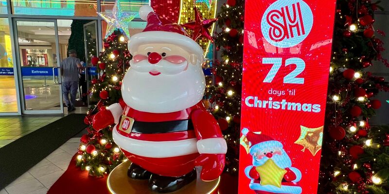 Besonders in Shopping-Malls kommen Weihnachtsfans auf ihre Kosten. - Foto: Carola Frentzen/dpa