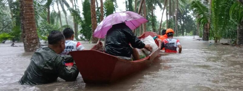 Rettung gab es gebietsweise nur noch mit Booten. - Foto: Philippine Army/XinHua/dpa