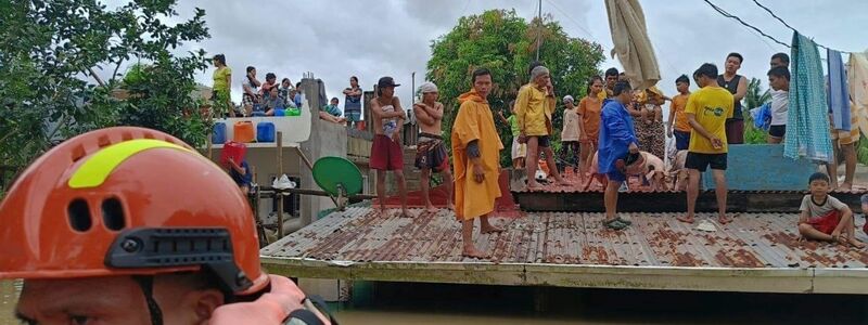 Viele mussten lange auf ihren Dächern ausharren, bis Helfer sie erreichten.  - Foto: Uncredited/Philippine Coast Guard/AP/dpa