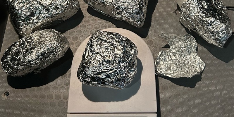 HZA-BI: Bielefelder Zoll stoppt Drogenkurier auf A2 bei Porta Westfalica/Kokain unter Beifahrersitz versteckt - Foto: presseportal.de