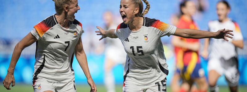 Bayerns Giulia Gwinn (r) ist gegen England DFB-Kapitänin, Vereinskollegin Lea Schüller fällt aus. - Foto: Laurent Cipriani/AP/dpa