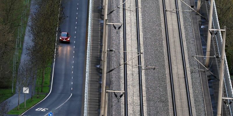 Das Auto bleibt in den nächsten Jahren das dominierende Verkehrsmittel. (Archivbild) - Foto: Karl-Josef Hildenbrand/dpa