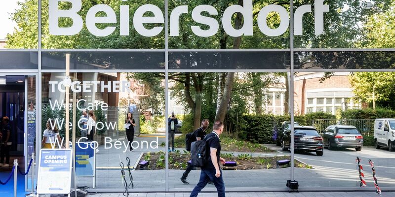 Der Hamburger Konsumgüterkonzern Beiersdorf hält an seinen Jahreszielen fest. - Foto: Markus Scholz/dpa