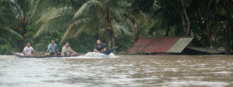 Viele konnten sich nur noch mit Booten in Sicherheit bringen. - Foto: John Michael Magdasoc/AP