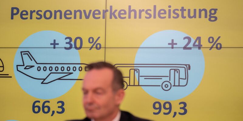 Laut der aktuellen Verkehrsprognose der Bundesregierung bleibt die Straße auch 2040 der dominierende Verkehrsträger. - Foto: Michael Kappeler/dpa