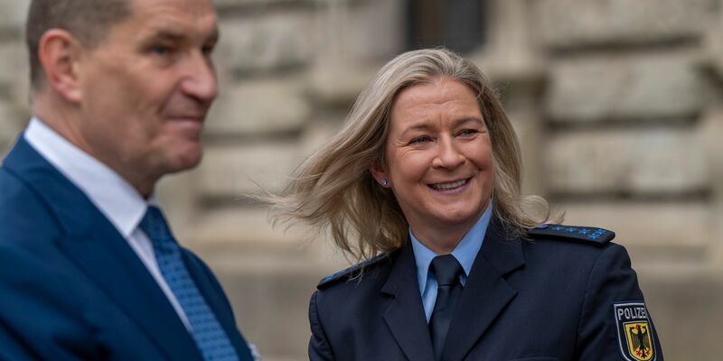 Haben sich nach eigener Aussage mit der Isu geeinigt: Claudia Pechstein und ihr Lebensgefährte Matthias Große. - Foto: Peter Kneffel/dpa