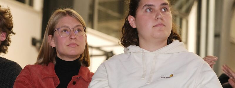 Svenja Appuhn (l) und Katharina Stolla (r) haben den Grünen den Rücken gekehrt und wollen jetzt mit einer neuen Bewegung linke Politik voranbringen. (Archivfoto) - Foto: Sebastian Willnow/dpa