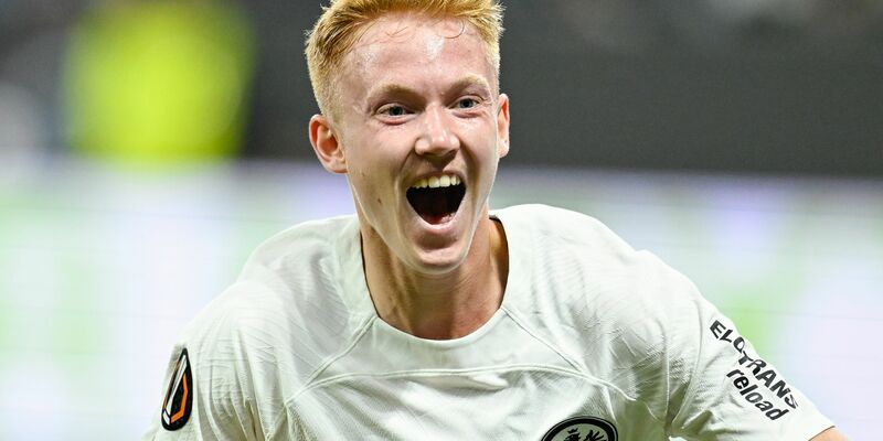 Eintrachts Can Uzun (r) blieb bei seinem Startelf-Debüt blass. - Foto: Uwe Anspach/dpa