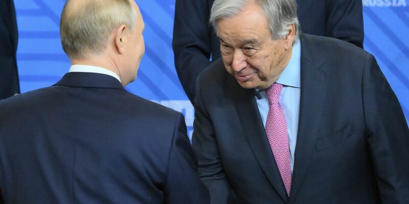 Wegen eines Händedrucks mit Kremlchef Wladimir Putin zieht UN-Generalsekretär Antonio Guterres Kritik auf sich. - Foto: Grigory Sysoyev/brics-russia2024.ru/AP