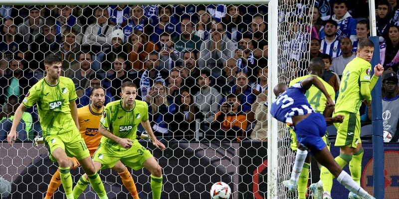 Die TSG 1899 Hoffenheim um  Florian Grillitsch (l) war beim FC Porto gefragt.  - Foto: Luis Vieira/AP