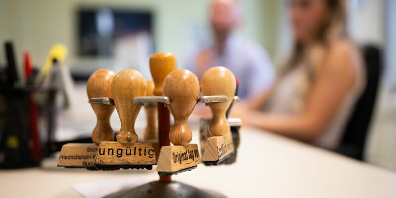 Nach einer Unternehmensbefragung des Ifo-Instituts wollen etliche Firmen Deutschland wegen überbordender Bürokratie verlassen - Foto: Sebastian Gollnow/dpa