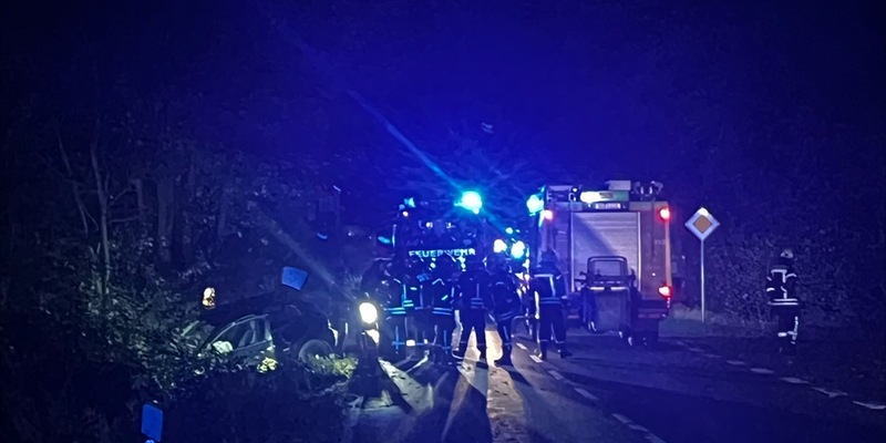 FW Ense: PKW kollidiert frontal mit Baum / Feuerwehr befreit eingeschlossenen Fahrer nach Alleinunfall - Foto: presseportal.de