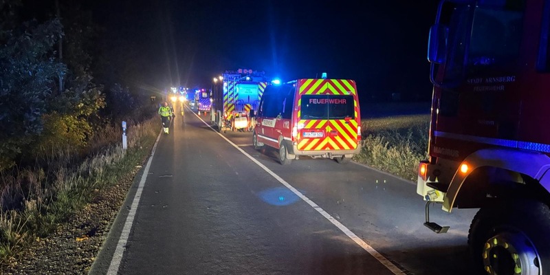 FW-AR: PKW gegen Baum- FW Arnsberg und Ense zusammen im Einsatz - Foto: presseportal.de