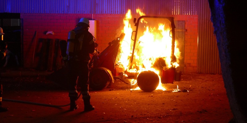 POL-CUX: Brand eines Radladers in Hemmoor (Lichtbild in der Anlage) - Foto: presseportal.de