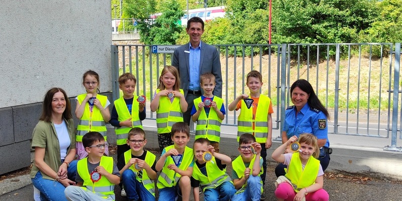 POL-PDMY: Sparkasse unterstützt erneut die Vorschulkinder mit Reflektoren - Foto: presseportal.de