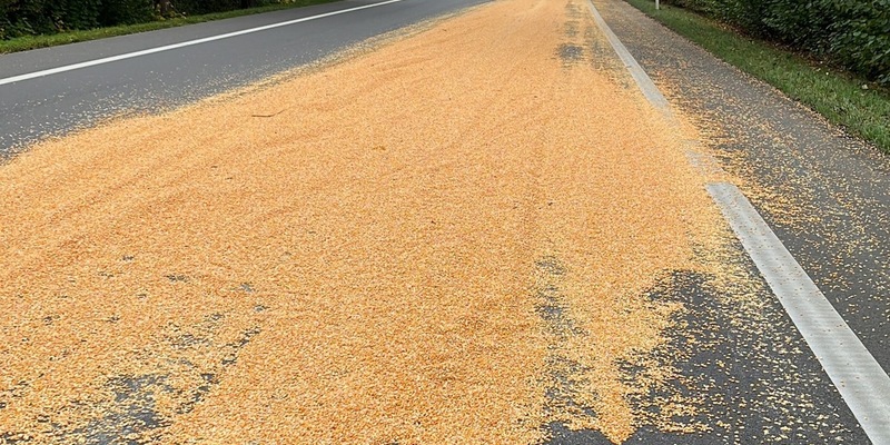 POL-MI: Traktor-Gespann verliert Mais auf der L 770 - Foto: presseportal.de