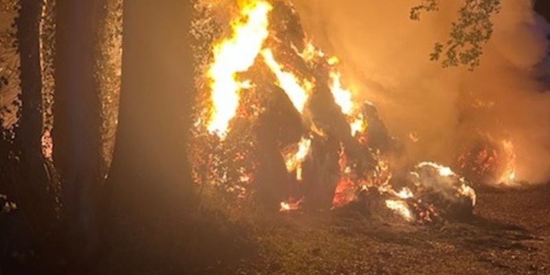 POL-CUX: Brand von gelagerten Heu- und Strohballen in Beverstedt-Wellen - starke Rauchentwicklung bei Nachlöscharbeiten (Lichtbild in der Anlage) - Foto: presseportal.de