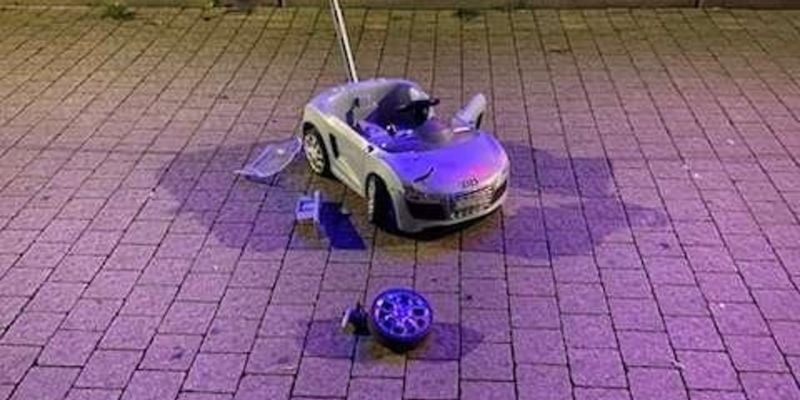 POL-WOB: Unbekannte Täter werfen ein Rutschauto von Parkdeck - Unbekanntes Opfer nur knapp verfehlt - Foto: presseportal.de