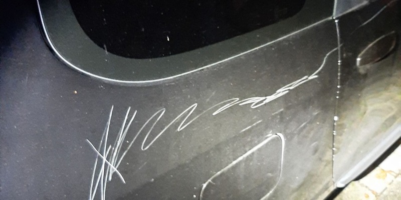 POL-SE: Groß Kummerfeld - Unbekannte Person zerkratzt mehrere Fahrzeuge und richtet Schäden von über 7.000 Euro an - Polizei sucht Zeugen - Foto: presseportal.de