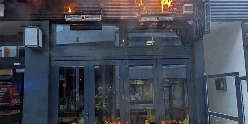 FW-BO: Brennende Markise in der Bochumer Fußgängerzone - Foto: presseportal.de