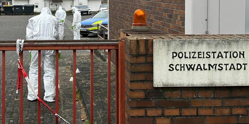 Eine Frau richtet eine Waffe auf Beamte vor der Polizeiwache in Schwalmstadt und wird erschossen. Laut den Ermittlungen handelte es sich nicht um eine scharfe Waffe. - Foto: Nicole Schippers/dpa