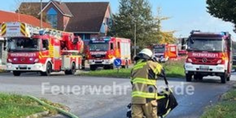 FW Voerde: Brand in einer Gewerbehalle - Foto: presseportal.de