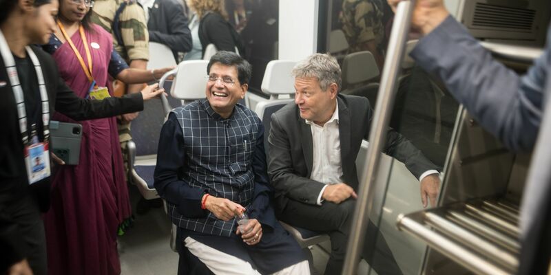 Piyush Goyal, Indiens Minister für Handel und Industrie, und Wirtschaftsminister Robert Habeck nehmen die U-Bahn. - Foto: Sebastian Christoph Gollnow/dpa