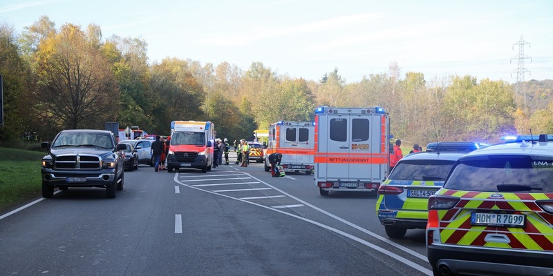 FW LK Neunkirchen: Tragischer Verkehrsunfall auf Rombachaufstieg - Drei Verletzte und eine Tote - Foto: presseportal.de