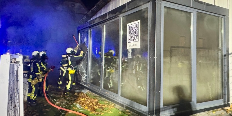 FW-BO: Brand in einem Ausstellungscontainer an der Vierhausstraße - Foto: presseportal.de
