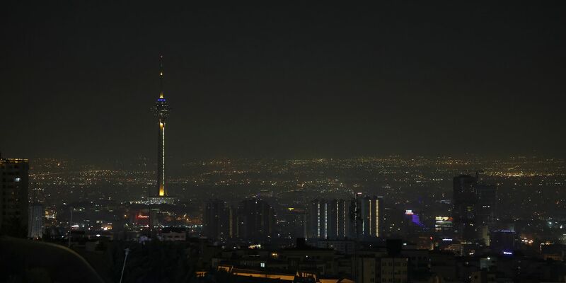 Ein Blick auf die iranische Hauptstadt Teheran am frühen Samstag. - Foto: Vahid Salemi/AP
