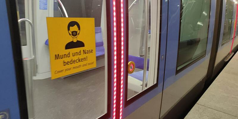 Hinweis auf die Maskenpflicht an einer Münchner U-Bahn (Archiv) - Foto: über dts Nachrichtenagentur