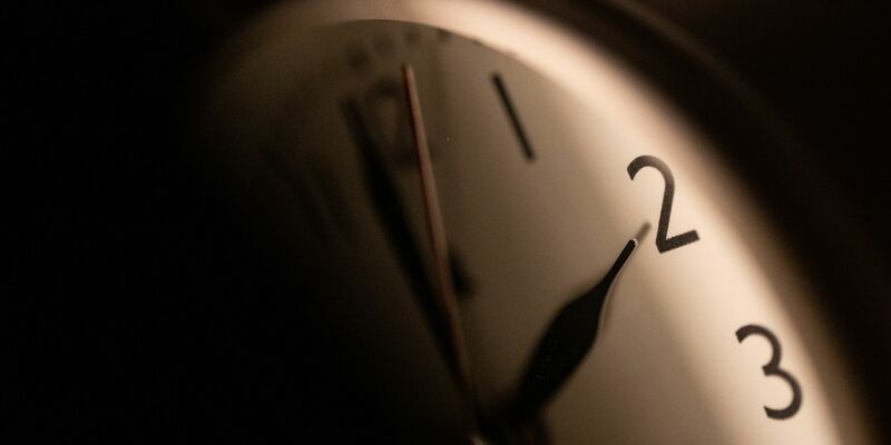 In der Nacht von Samstag auf Sonntag können viele Menschen länger schlafen. (Symbolbild)  - Foto: Marijan Murat/dpa