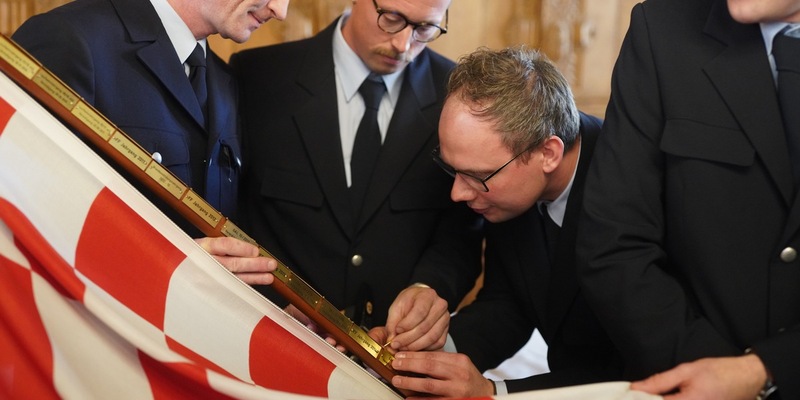 FW-HB: Herzlich Willkommen bei der Bremer Feuerwehr! 20 Feuerwehr-Beamt:innen vereidigt - Foto: presseportal.de