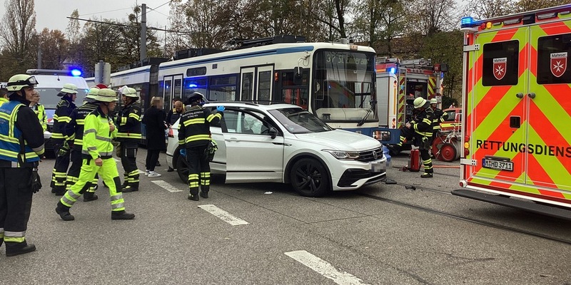 FW-M: Pkw stößt mit Straßenbahn zusammen (Bogenhausen) - Foto: presseportal.de