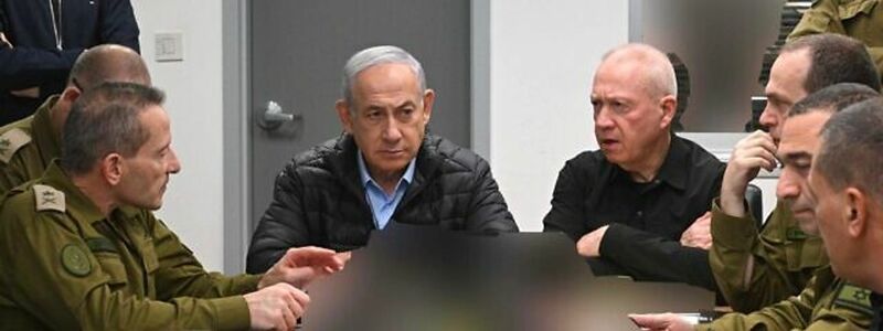 Israels Ministerpräsident Benjamin Netanjahu (M,l), Verteidigungsminister Joav Gallant (M,r) und andere hochrangige Militäroffiziere sitzen zur Lageberatung in der unterirdischen Kommandozentrale der israelischen Luftwaffe in Tel Aviv. - Foto: -/Israel Mod/Xinhua/dpa