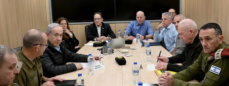 Generalstabschef Herzi Halevi (l) befiehlt zusammen mit dem Kommandanten der israelischen Luftwaffe, Generalmajor Tomer Bar (r), den Angriff auf den Iran. - Foto: -/Israel Mod/ZUMA Press Wire/dpa