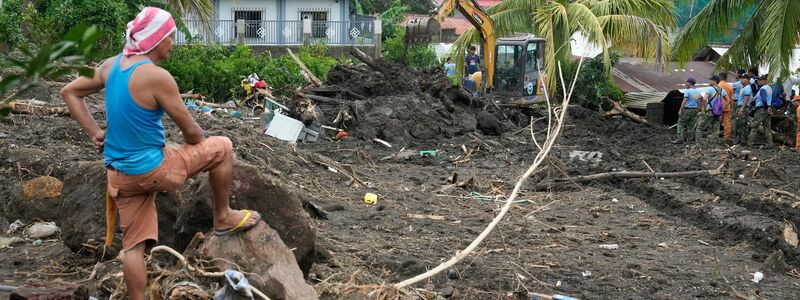 Bergungsarbeiten nach dem Tropensturm Trami. - Foto: Aaron Favila/AP/dpa