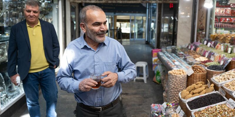 Der israelische Luftangriff lässt viele Landesbewohner unerschrocken. - Foto: Arne Bänsch/dpa