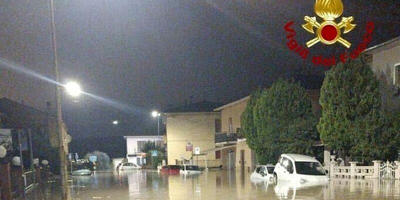  Überflutete Straße in Pisa. In Italien haben neue heftige Regenfälle wieder für erhebliche Schäden und Beeinträchtigungen gesorgt.  - Foto: -/Italienische Feuerwehr/dpa