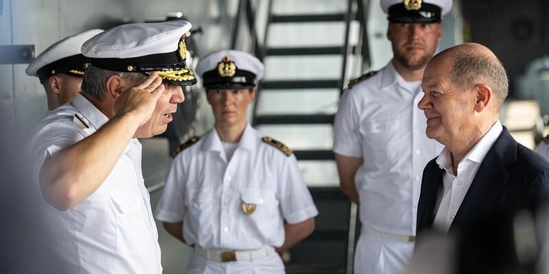 Letzte Station der dreitägigen Indien-Reise von Kanzler Scholz: Das Versorgungsschiff «Frankfurt am Main». - Foto: Hannes P. Albert/dpa