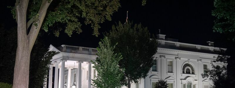 Das Weiße Haus ist in Washington zu sehen. - Foto: Mark Schiefelbein/AP/dpa