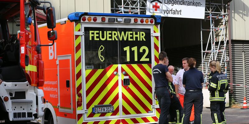 Bei einem Großeinsatz hat die Feuerwehr Bielefeld das Klinikum Mitte mit Sauerstoff-Reserven versorgt. - Foto: Christian Müller/dpa