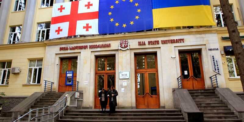 Eine EU-Flagge hängt an einem Wahllokal in Tiflis - bei der Abstimmung geht es auch darum, ob das Land sich der EU oder Russland annähern soll.  - Foto: Shakh Aivazov/AP/dpa