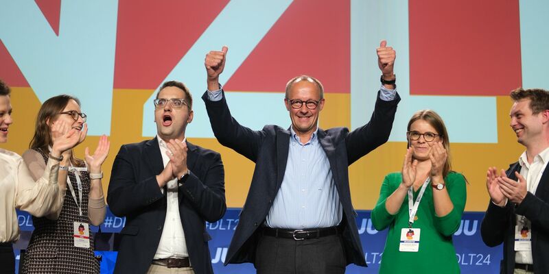 Friedrich Merz stimmt den Unionsnachwuchs auf den Bundestagswahlkampf ein - mit einer Kampfansage an die SPD. Die Grünen kommen in seiner Rede kaum vor. Die Junge Union feiert ihn schon als Kanzler. - Foto: Sebastian Willnow/dpa