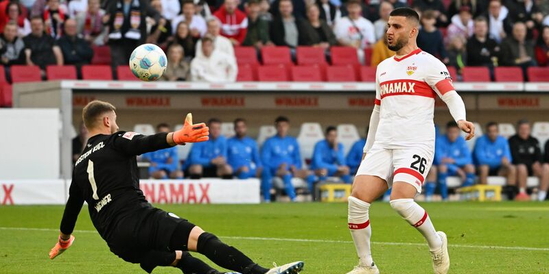 Bei einem Kieler Angriff wird Benedikt Pichler (r.) von Stuttgarts Abwehrchef Jeff Chabot geblockt. - Foto: Marijan Murat/dpa
