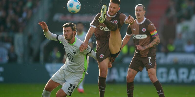 VfL-Stürmer Kevin Behrens musste einiges lesen wegen seiner homophoben Äußerung, für die er sich allerdings auch entschuldigt hat.   - Foto: Marcus Brandt/dpa