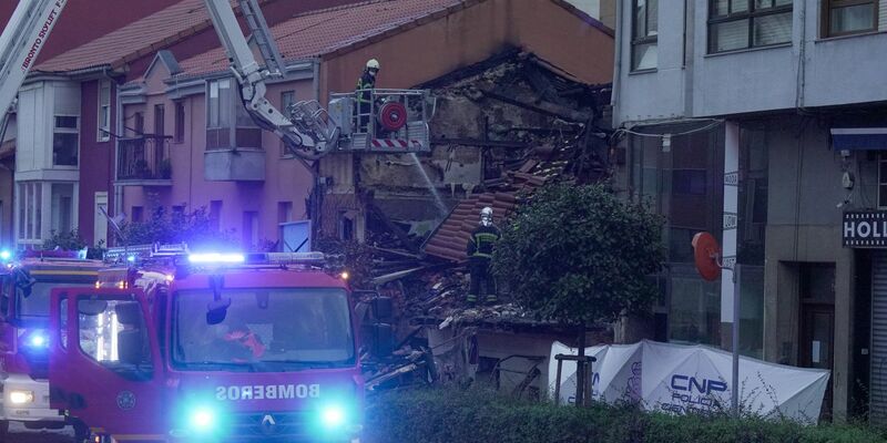 Noch Stunden nach dem Einsturz wurde in den Trümmern nach Opfern gesucht. - Foto: Nacho Cubero/EUROPA PRESS/dpa