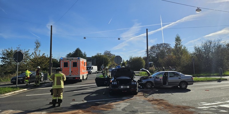 FW Burscheid: Zwei Verkehrsunfälle am Samstag beschäftigen die Feuerwehr - Foto: presseportal.de
